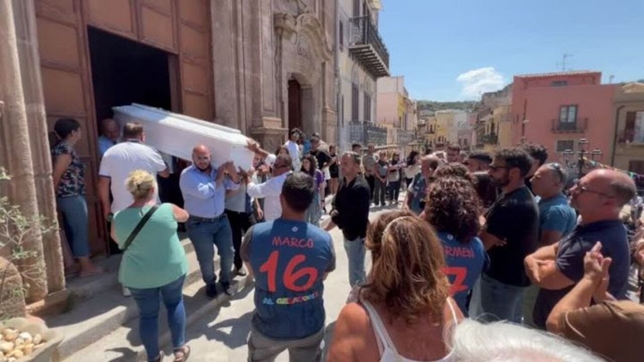 I funerali di Simona Cina', palloncini bianchi all'uscita dalla chiesa