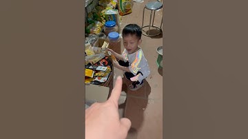 Cậu bé mũ vàng ăn vụng tăm cay định mua cả quán tăm cay bị bố mắng #funny