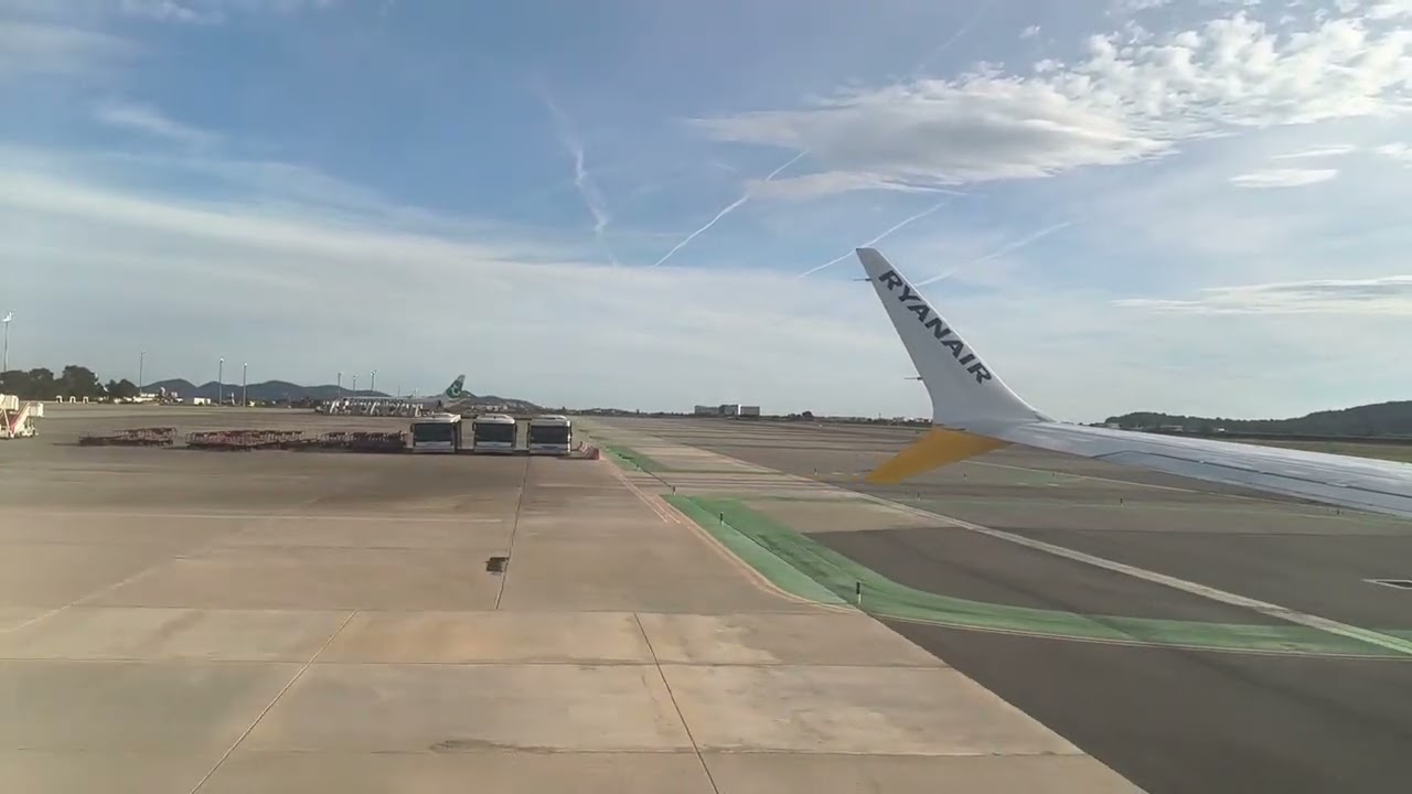 Despegue de un Boeing 737-8200 de Ryanair en Ibiza con destino Sevilla (06/12/2025)