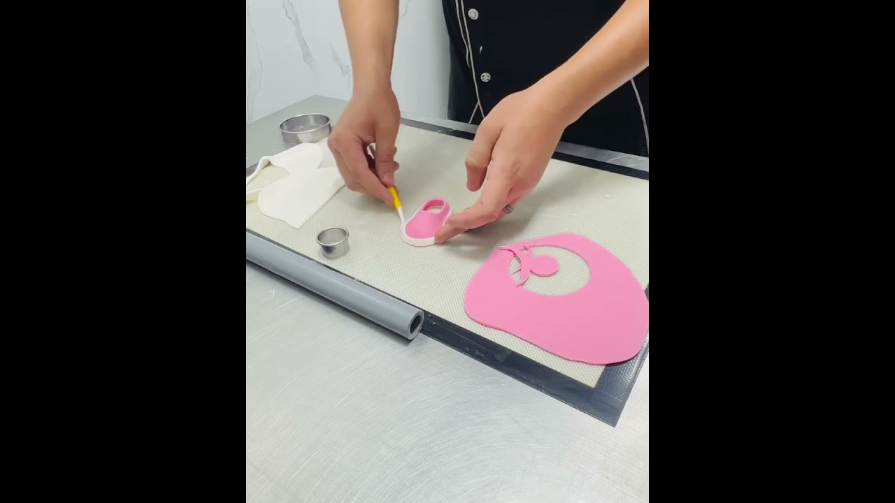 طريقة عمل حذاء طفل بعجينة #السكرBaby shoes made of  #sugar paste🌸