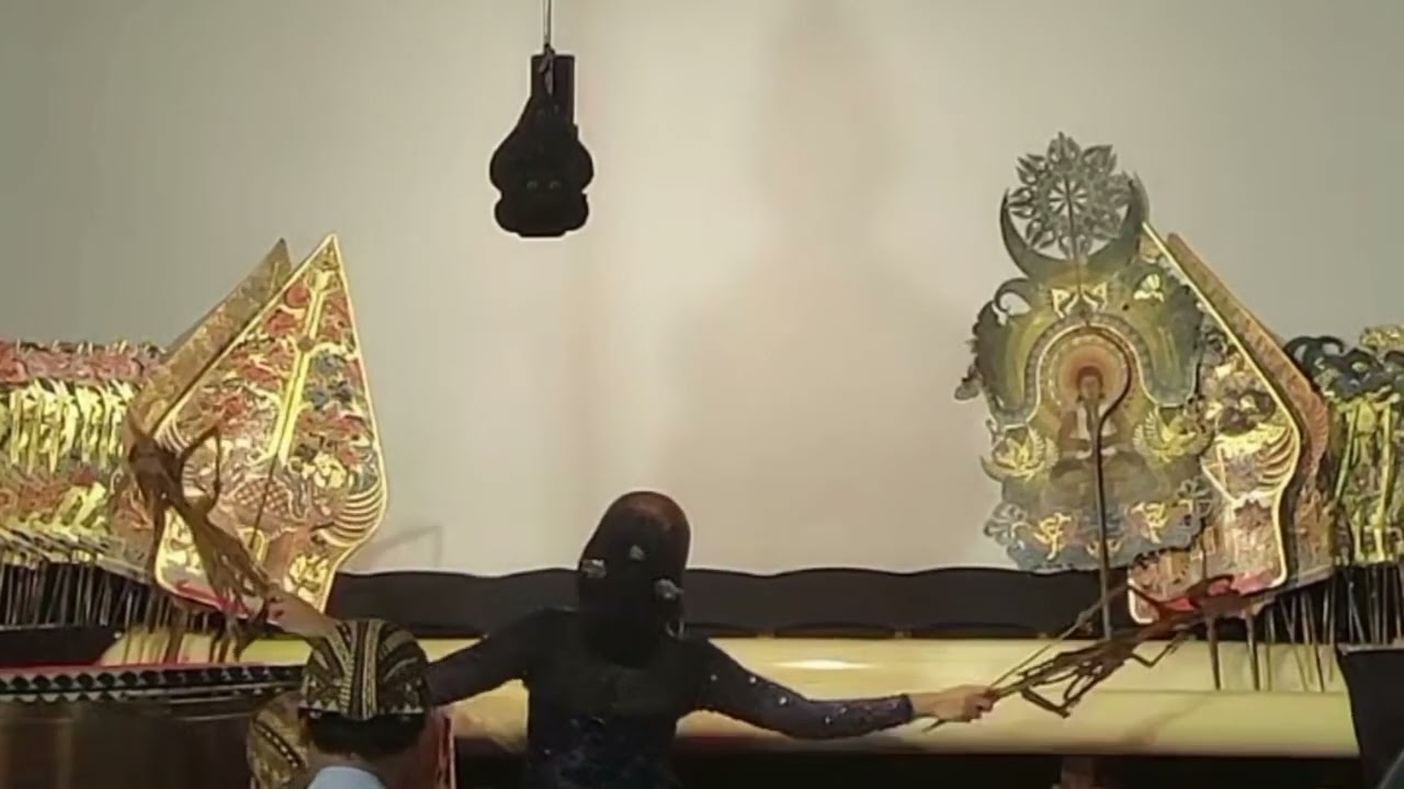 Perang wayang kulit dalang putri Elisa orcarus alaso