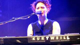 Amanda Palmer - slow then normal version of Oasis (Electric Ballroom, London)