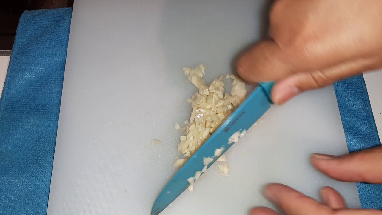 COMO MACHACAR Y PICAR UN DIENTE DE AJO YouTube como-machacar-y-picar-un-diente-de-ajo-youtube