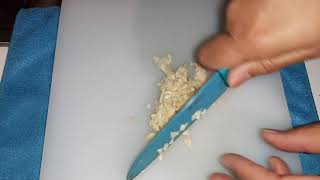 Como Machacar Y Picar Un Diente De Ajo