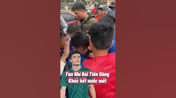 Món quà từ thủ môn Bùi Tiến Dũng và Minh Nhật cho Fan nhí khóc sau trận thua