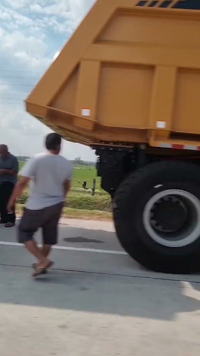TRUK BESAR BARIS Di Jalan TOL