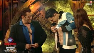 🥰❤️ Sidharth malhotra and salman khan shows abs in big boss season 16.#sidharthmalhotra #salmankhan