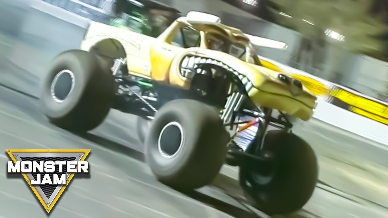 Grave Digger vs Bulldozer | World Finals 2002 Racing Quarter Finals | Monster Jam