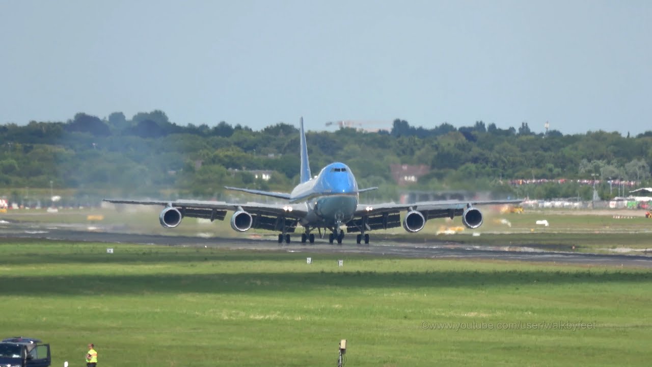 Air Force One landing @ Hamburg Airport - YouTube