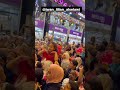 غناء جوان وليليان في الحفل
