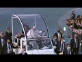 لحظة وصول البابا فرنسيس الى ملعب فرنسو حريري في اربيل يوم 7/3/2021