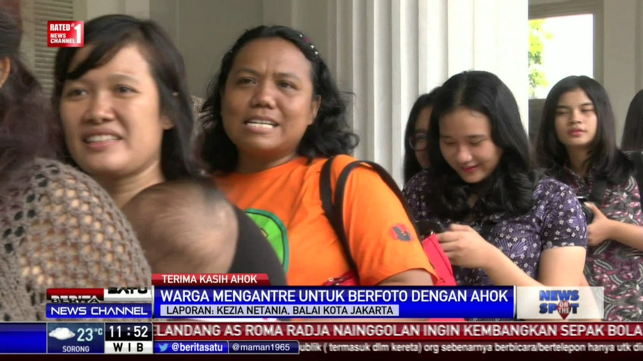 Warga Rela Mengantre Panjang Demi Berfoto Bareng Ahok