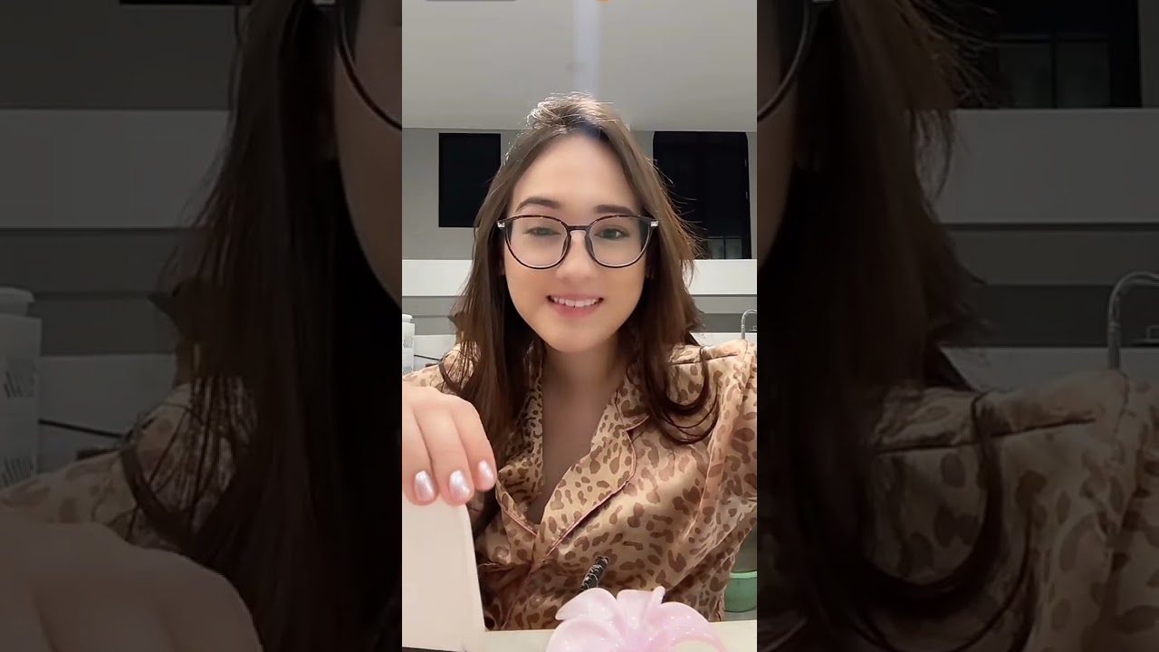 laura moane live TIKTOK