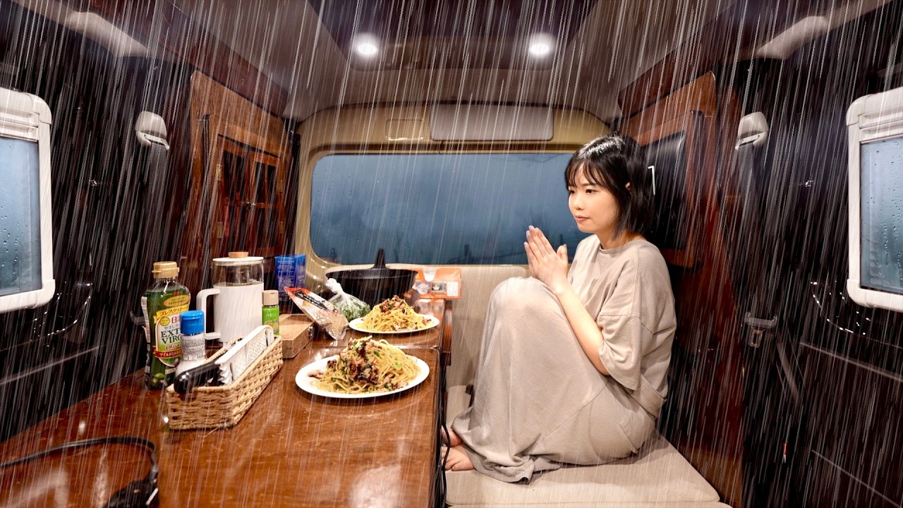 深い霧の中、ぽつんと車中泊。大雨も降ってきた。