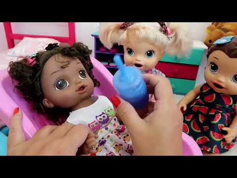 MINHAS BONECAS COMENDO PAPINHA BEBENDO MAMADEIRA