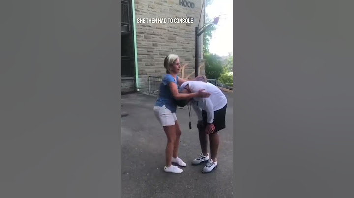 This football player was tearing up saying goodbye to his mom before he went off to college ❤️