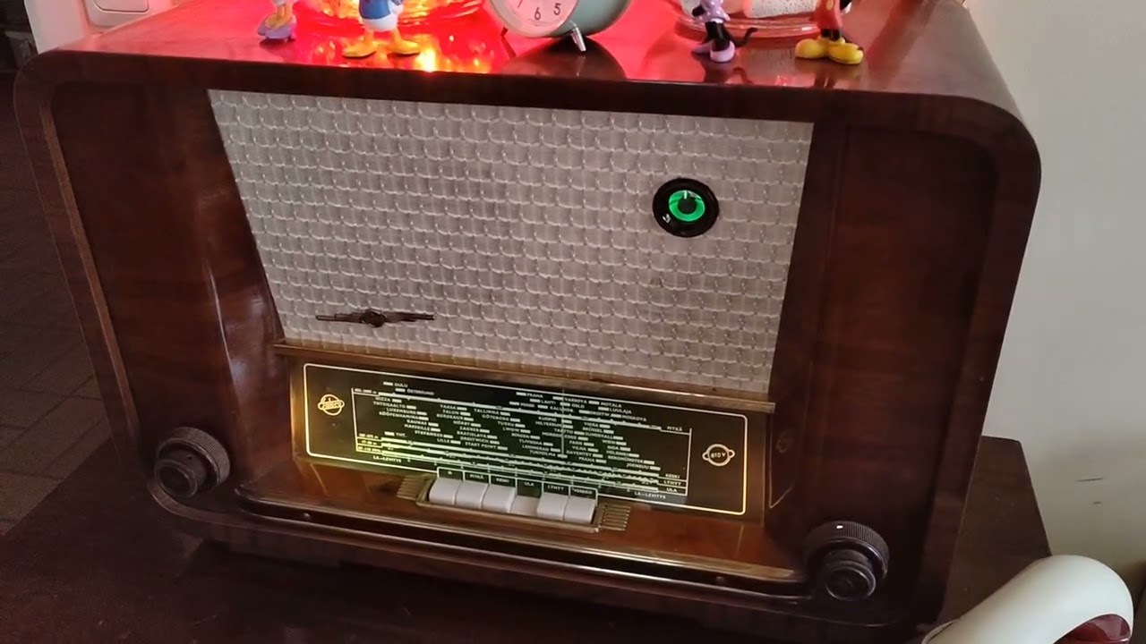 Hienosti soi vanha Salora putkiradio. 