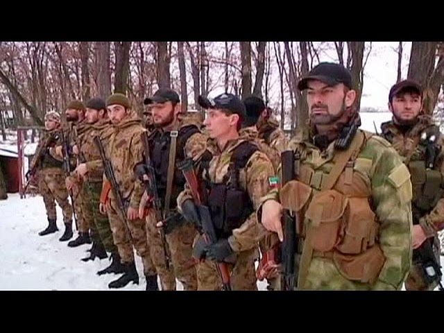 Chechenos combatiendo junto a los prorrusos en Ucrania - YouTube