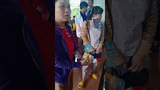 tổ chức đi phát bánh kẹo và quần áo miễn phí cho trẻ em làng út 2 - organize a distribution of free