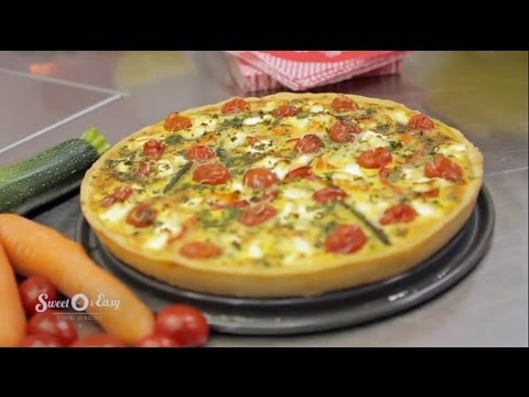 Tortellinisalat nach italienischer Art mit Tomaten, Mozzarella und würzigem roten Pesto-Dressing. Ve. 