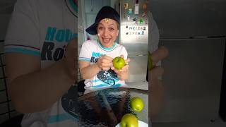 Kardeşimle Elmanın Etiketlerini Yüzümüze Yapıştırdık