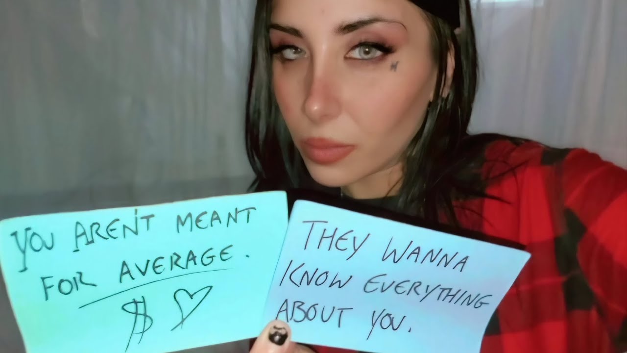 Если бы ты только знала, что этот человек на самом деле к тебе чувствует. Ты не создана для того,...