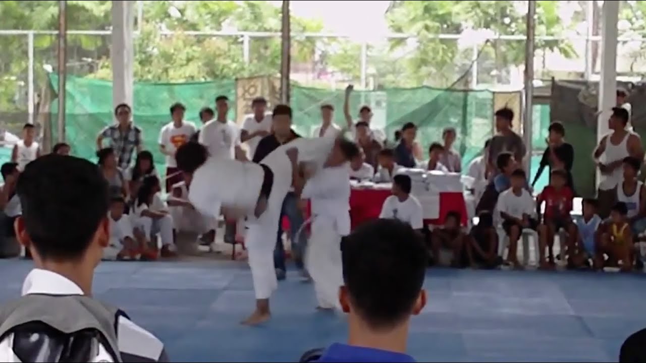 Taekwondo Blackbelt vs Kyokushin Whitebelt - YouTube