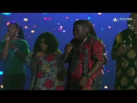 Tosin Bee Live in Milwaukee WI at City of Praise USA