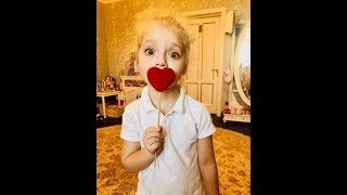 Максим Галкин с дочкой Лизой смотрят мультики )) Максим Галкин с дочкой Лизой смотрят мультики ))