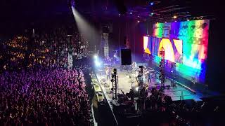 Video thumbnail of "Les Cowboys Fringants - Tant qu'on aura de l'amour - Centre Bell - Montréal - 6 janvier 2023"