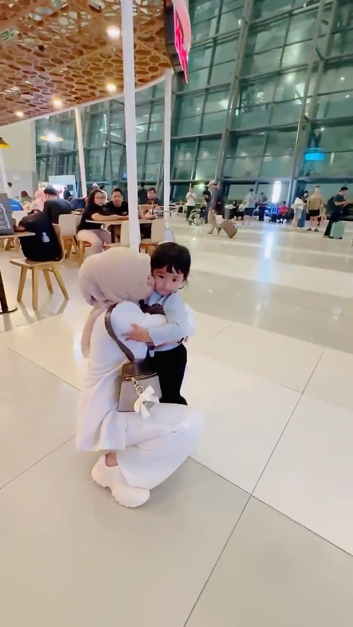 Moana jemput ibu Ricis di bandara.. sweet!!