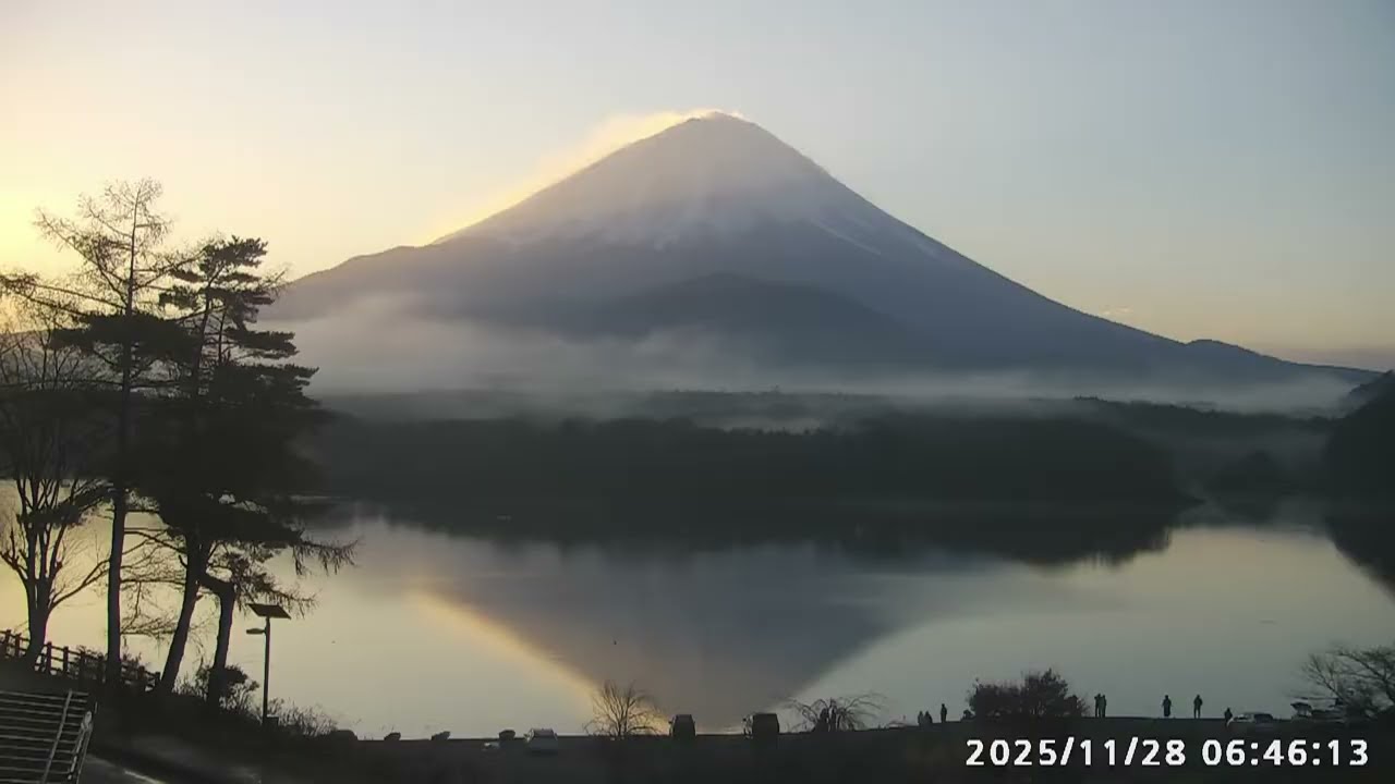 精進湖「富士山ライブカメラ」日の出と逆さ富士　2025年11月28日