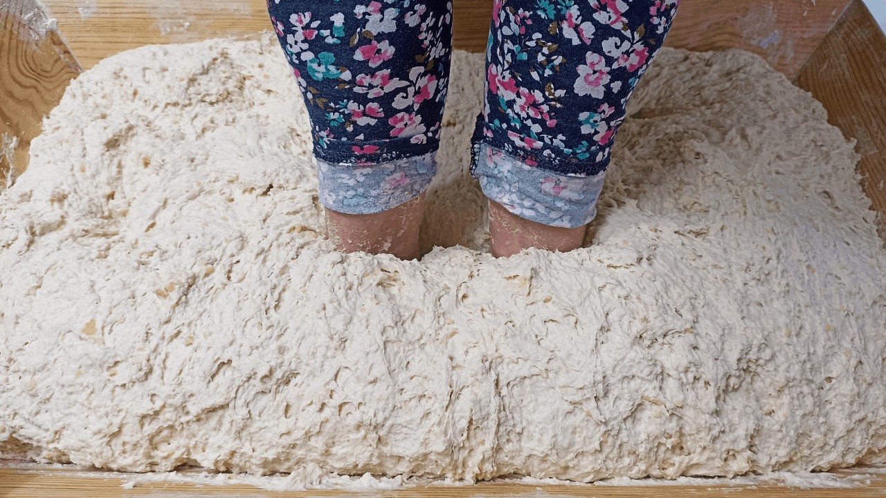 😲 МОЖНО ЛИ ЗАМЕСИТЬ ТЕСТО НОГАМИ? 🔥 РЕЦЕПТ НАСТОЯЩЕГО ДЕРЕВЕНСКОГО ХЛЕБА 😋