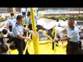 Полицейские разбирают большой символ зонтичного движения в Гонконге(новости)