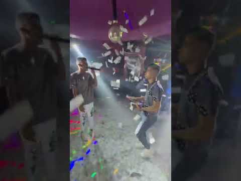 عصام صاصا بيغني على الدولارات