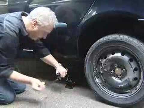 वीडियो: आप शिल्पकार स्नोब्लोअर से टायर कैसे निकालते हैं?