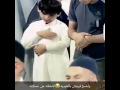 طفل فرحان بالعيدية وهو يصلي ههههههههه