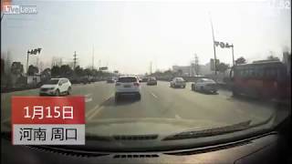 Bus and a car have road rage on a busy street BMW Hot screenshot 4