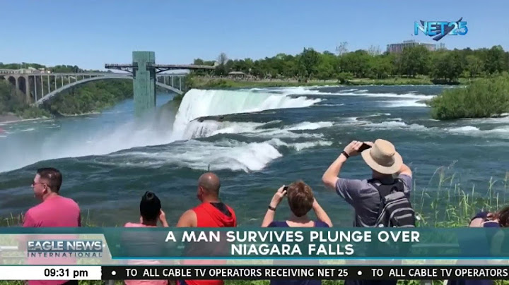 A man standing on top of niagara falls in canada năm 2024