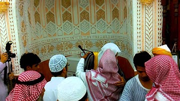 تسليم المصلين على الشيخ عبدالله بخش بعد ختم القرآن الكريم ليلة 1435/9/29