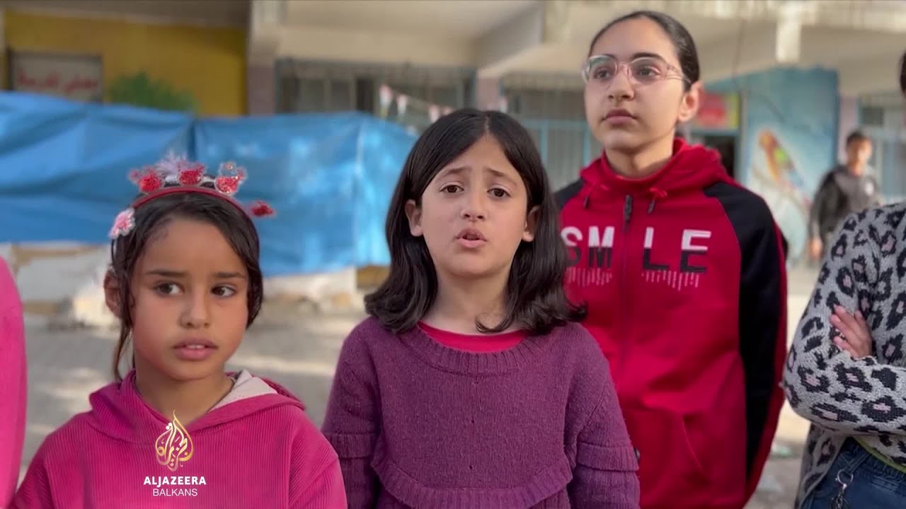 موسيقي فلسطيني ينظم عروضاً للأطفال النازحين من منازلهم في قطاع غزة