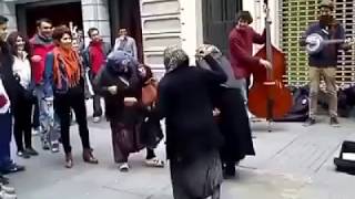 70'lik 3 teyzeden Gençlere taş çıkarırcasına kendini eğlenceye ve hayata adamak.