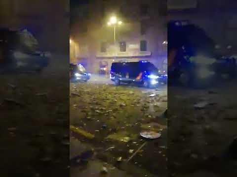 Dentro de un furgón de la Policía durante el viernes por la noche en Barcelona