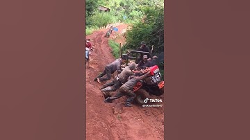 xe công nông lên dốc xuýt lật