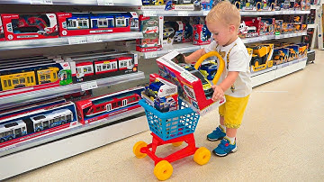 فلاد ونيكي مع الطفل كريس يتسوقان في متجر الألعاب