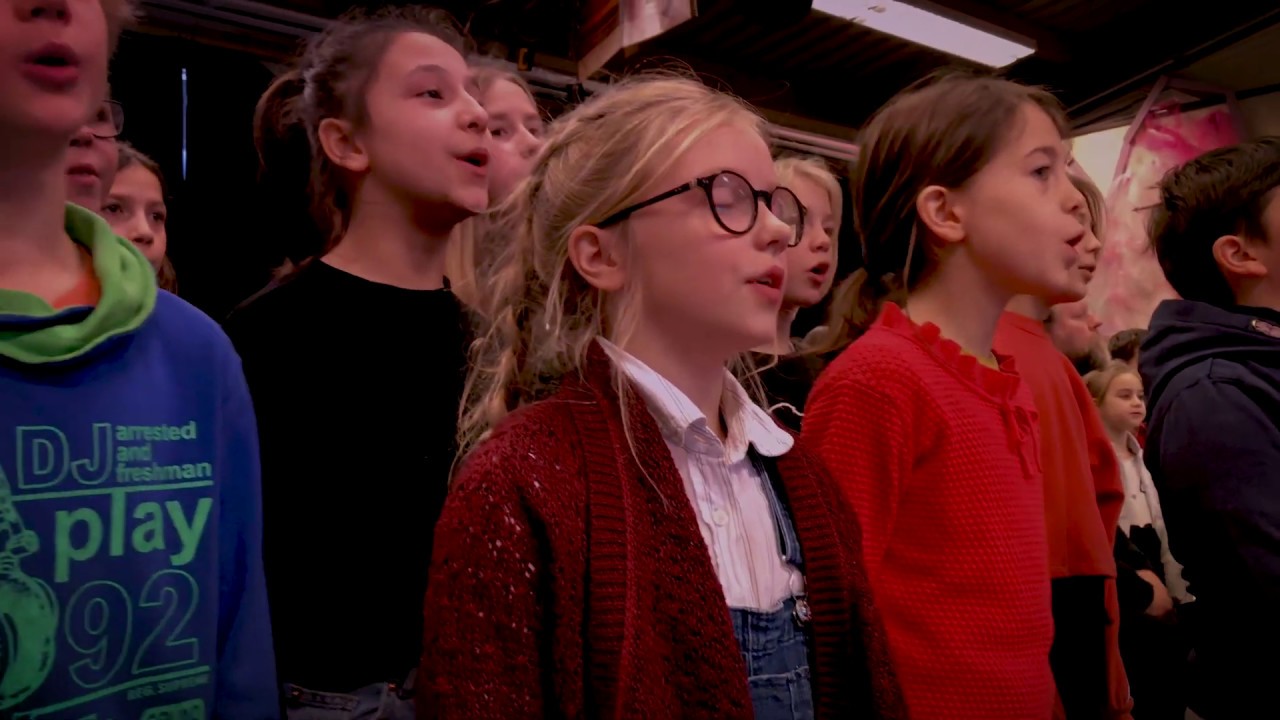 Muzikanten Gorki en 87 leerlingen Melopee eren Luc De Vos met eigen versie van Mia