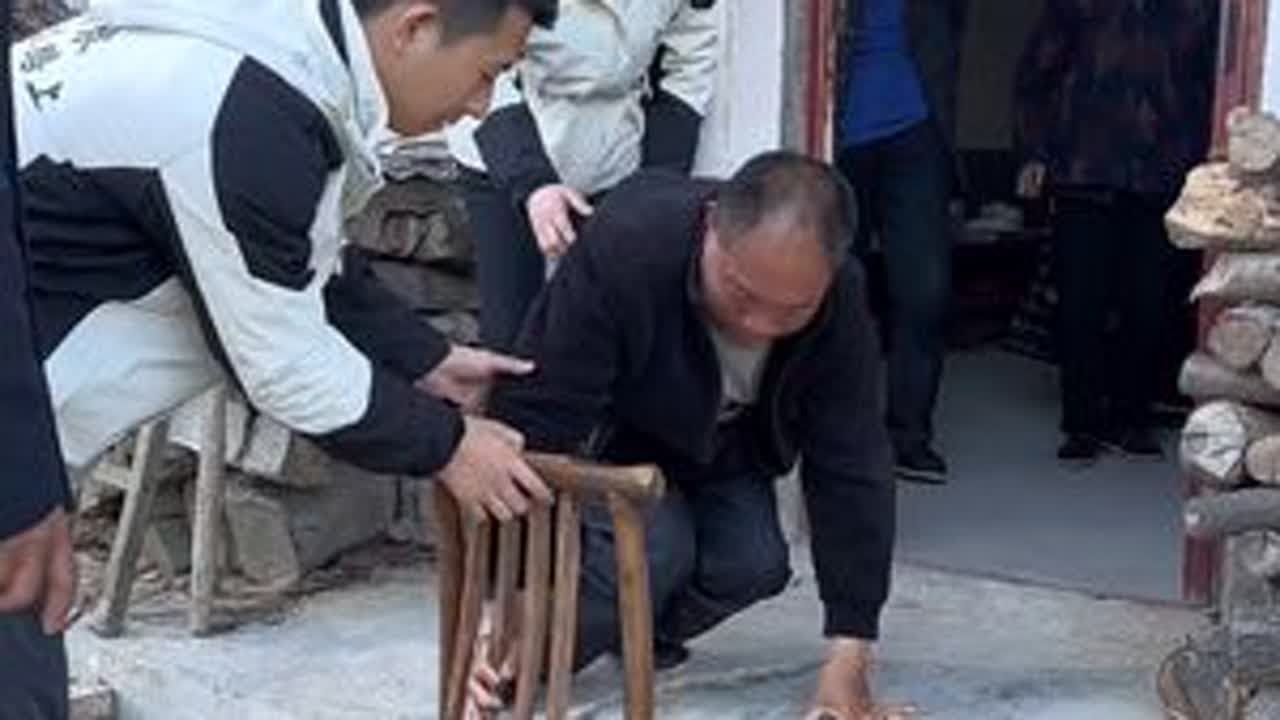 他天生残疾，靠椅子行走了40多年，父母80多岁且体弱多病，一家人在这深山里艰难的生活着，我们一起献上一份爱，让他们能够过上温暖的生活