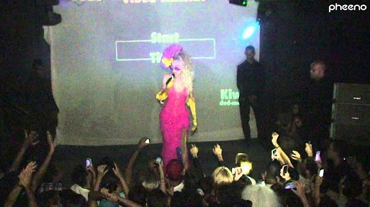 Alaska Thunderfuck faz selfie coletiva @ Festa Pri...