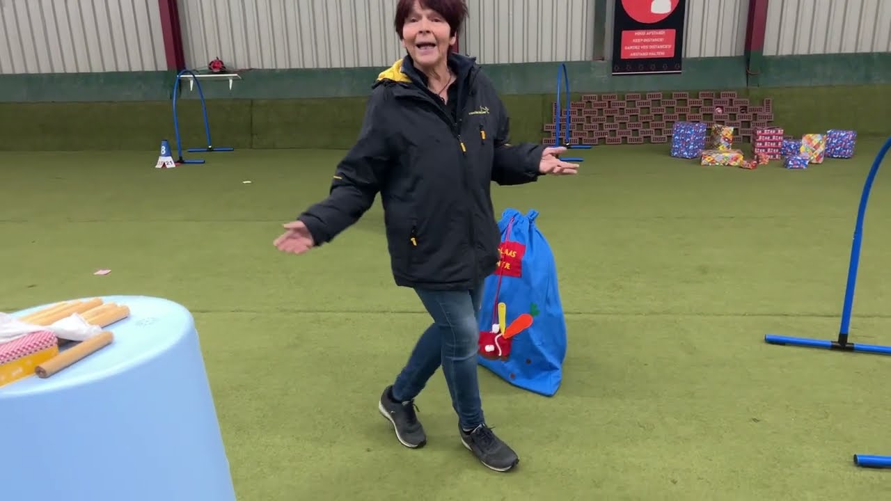 52 Detectie. Waar? Bij hondenschool de Laar. Laat die neusjes maar snuiven.