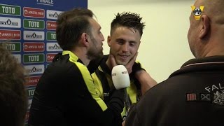 Kashia kust Van Wolfswinkel tijdens NOS-interview - VOETBAL INSIDE